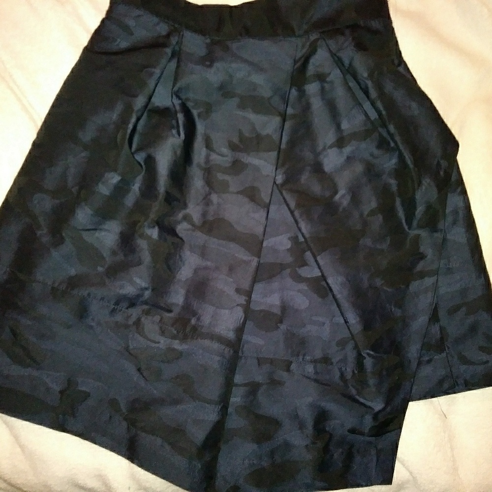 Banana Republic navy camo faux wrap skirt 00P
